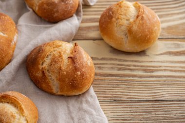 Ahşap masa arka plan üzerinde pişmiş ekmek ürün yelpazesine. Kopya alanı.