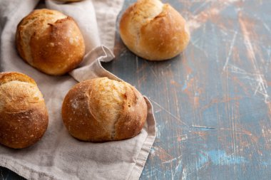 Taze ekmek taş masada. Metin alanı olan Üstten Görünüm