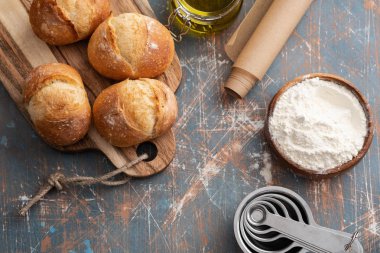 Karanlık bir arka plan üzerinde malzemelerle taze ekmek. Kopya alanı.