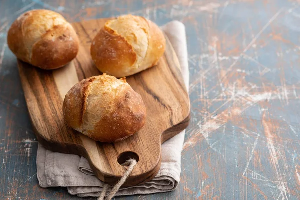 Taze ekmek taş masada. Metin alanı olan Üstten Görünüm