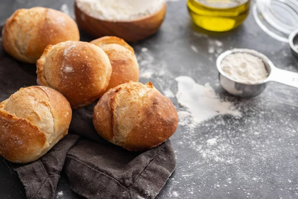 Färskt bröd med ingredienser på en mörk bakgrund. Kopiera utrymme. — Stockfoto