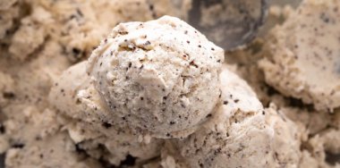 Spesiyal İtalyan stracciatella dondurma kepçesiyle kremalı vanilyalı dondurmanın içinde koyu çikolata.