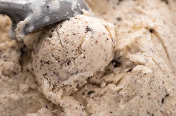 Особливість італійських страчател морозиво збивається з пластівців темного шоколаду в кремовому ванільному морозиві, яке зверху показує текстуру. — стокове фото