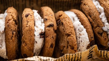 Kağıt arka plan üzerinde dondurma sandviç çikolatalı kurabiye ek yük vurdu.