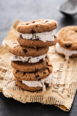 Kağıt arka plan üzerinde ev yapımı çikolata Chip Cookie dondurma Sandiwch.