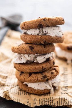Kağıt arka plan üzerinde ev yapımı çikolata Chip Cookie dondurma Sandiwch.