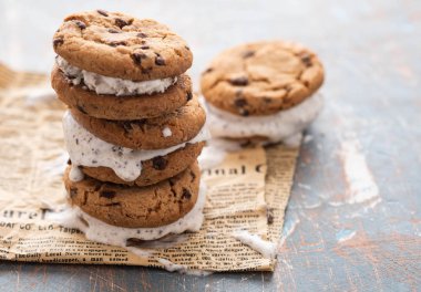 Kağıt arka plan üzerinde ev yapımı çikolata Chip Cookie dondurma Sandiwch.