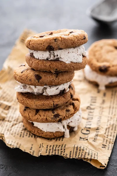 Kağıt arka plan üzerinde ev yapımı çikolata Chip Cookie dondurma Sandiwch.