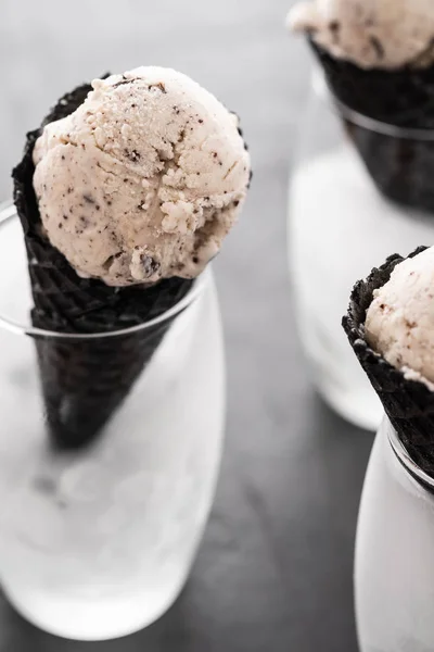 Cone preto, xícara de waffle com sorvete, sorvete em um cone preto e vidro . — Fotografia de Stock