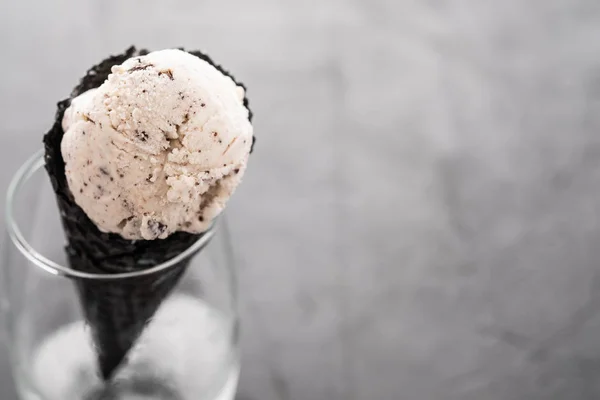 검은 콘, 아이스크림, 검은 콘과 유리에 아이스크림 와플 컵. — 스톡 사진