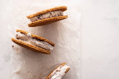 Yığın dondurma sandviç beyaz bir arka plan üzerinde izole Çerezler ile. Kopya alanı.