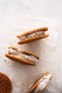 Yığın dondurma sandviç beyaz bir arka plan üzerinde izole Çerezler ile. Kopya alanı.