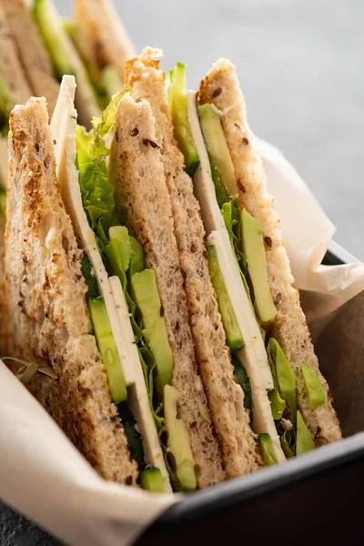 Healthy vegetarian sandwich with arugula, lettuce and avocado, mustard,cucumber. Close-up. Healthy food. — Stock Photo, Image