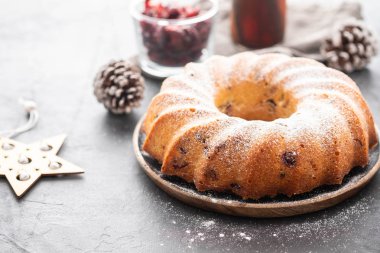 Noel kek hristmas ile dekore edilmiştir. Uzay kopyalayın. Noel kavramı.