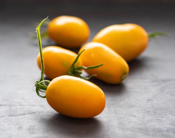 Tomates amarelos como tiro de close-up detalhado alto na mesa de madeira foco seletivo . — Fotografia de Stock