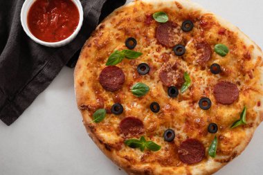 Beyaz zemin üzerine biberli pizza. Kopya alanı.