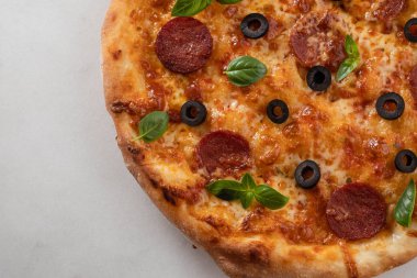 Beyaz zemin üzerine biberli pizza. Kopya alanı.