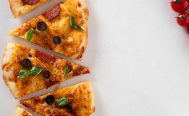 Beyaz zemin üzerine biberli pizza. Kopya alanı.