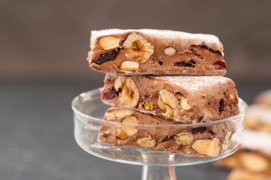 Geleneksel İtalyan şenlikli çikolata torrone veya Nuga fındık ile kapatın. Kopya alanı.