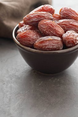 Bir kase taze Medjool tarih. Ramazan kareem. Siyah arka plan. Kopya alanı.