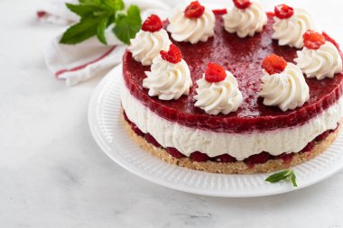 Ahududu krem mus beyaz arka plan üzerinde hiçbir pişmiş peynirli kek pasta. Kopya alanı.