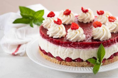 Ahududu krem mus beyaz arka plan üzerinde hiçbir pişmiş peynirli kek pasta. Kopya alanı.