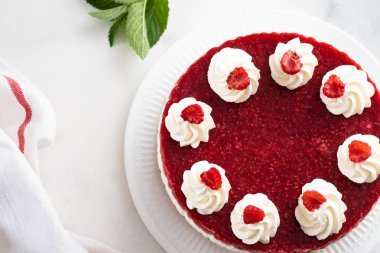 Ahududu krem mus beyaz arka plan üzerinde hiçbir pişmiş peynirli kek pasta. Kopya alanı.