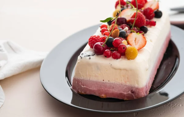 Vanilla and berries ice cream loaf cake, selective focus. Semifredo. — Stock Photo, Image