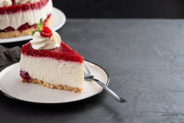 Ahududulu tart, mus kek, cheesecake taze ahududu ile. Parçası cheesecake beyaz bir plaka üzerinde.