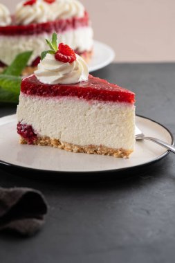 Ahududulu tart, mus kek, cheesecake taze ahududu ile. Parçası cheesecake beyaz bir plaka üzerinde.