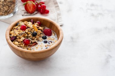 Ev yapımı granola içinde kase rustik geçmiş. Kopya alanı.