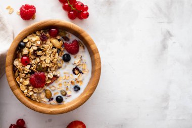 Ev yapımı granola içinde kase rustik geçmiş. Kopya alanı.
