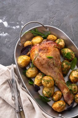 Baharatlı Izgara hindi budu patates siyah bir arka plan ile. Kopya alanı.