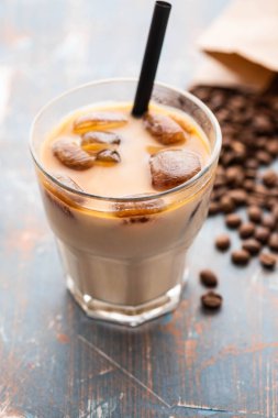 Soğuk taze buz kahve kapatın. Kopya alanı.