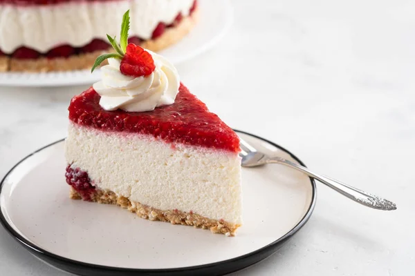 Raspberry tart, mousse cake, cheesecake with fresh raspberries. Piece of cheesecake on a white plate. — Stock Photo, Image