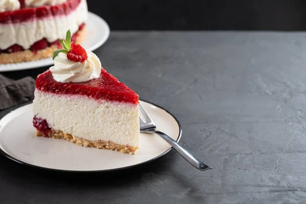 Raspberry tart, mousse cake, cheesecake with fresh raspberries. Piece of cheesecake on a white plate. — Stock Photo, Image