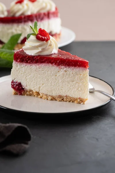 Mousse van frambozen taart, cake, kwarktaart met verse frambozen. Stukje cheesecake op een witte plaat. — Stockfoto