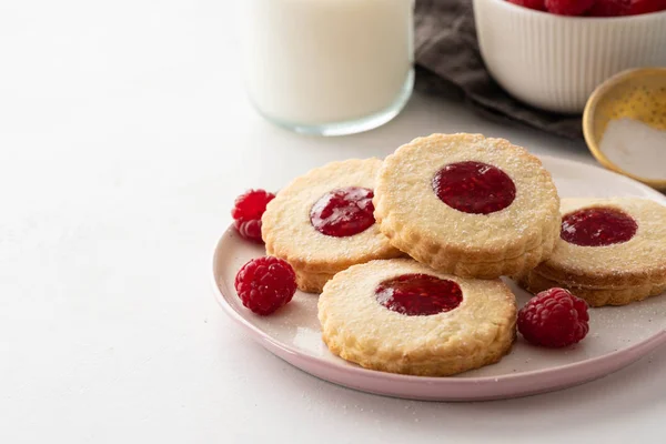 Biscotti di Natale. Biscotti Linzer con marmellata di lamponi su sfondo tavolo bianco. Biscotti austriaci tradizionali ripieni. Vista dall'alto e spazio di copia — Foto Stock