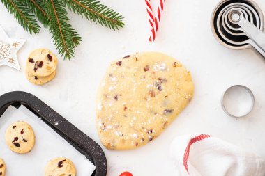 Kızılcık ve fındık ile Noel tatlılar. Noel dekorasyonu. Üstten görünüm. Kopya alanı.