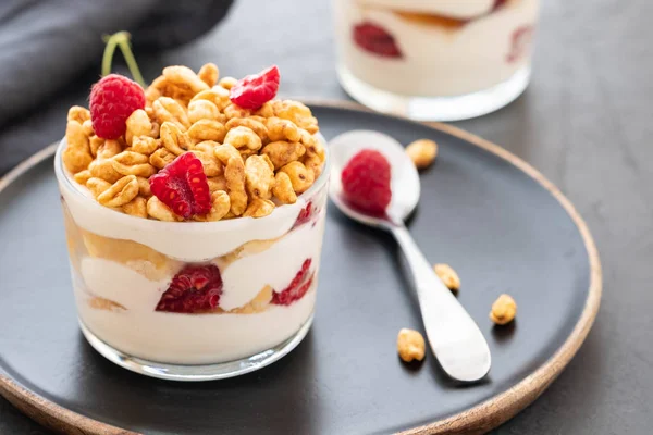 Yaourt frais aux framboises en verre clair. Framboises dans un bol blanc. Petit déjeuner sain matin . — Photo