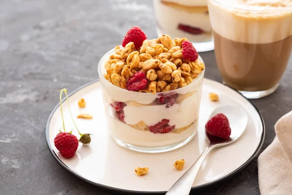 Свіжі Йо-гурт з rasberries та каву в прозоре скло. Малина в білому мисці. Здоровий вранці сніданок. — стокове фото