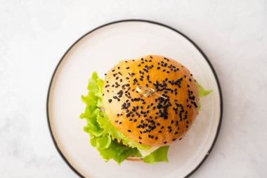 Taze ev yapımı Hamburger patates kızartması patates ile plaka siyah susam ile. Üstten görünüm. Kopya alanı.