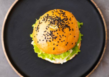 Taze ev yapımı Hamburger patates kızartması patates ile plaka siyah susam ile. Üstten görünüm. Kopya alanı.