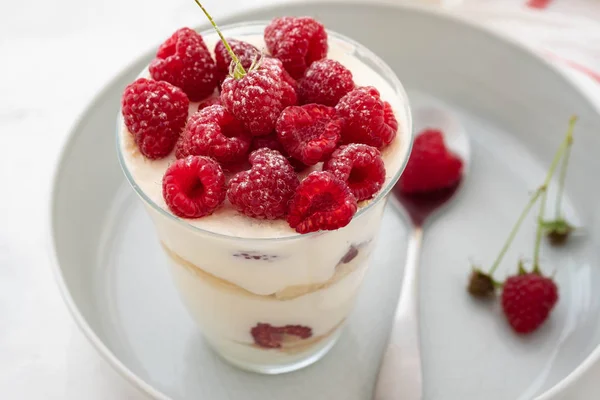 Tiramisu avec framboise dans des verres sur fond gris. Dessert italien. Espace de copie . — Photo