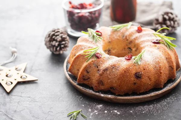 Pastel de Navidad con hristmas decoradas. Copiar espacio. Concepto de Navidad . —  Fotos de Stock