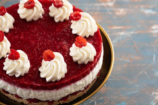 Ahududu krem mus beyaz arka plan üzerinde hiçbir pişmiş peynirli kek pasta. Kopya alanı.