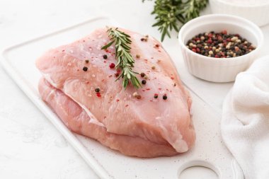 Türkiye'de meme çiğ et baharatlar ile metin kopyalama alanı için yer karanlık bir arka plan üzerinde ile 