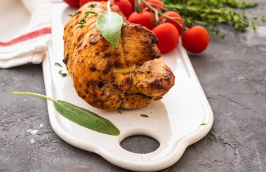 Baharatlı otlar, seçici odak ile kavrulmuş hindi göğsü. Kopya alanı.