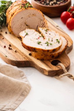 Noel Türkiye meme rulo dolması ile peynir, kızılcık ve otlar, kopyalama alanı.