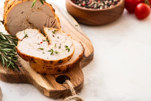 Vánoční Turecko prsa Roll plněná sýrem, brusinkami a byliny, kopírovat prostor. — Stock fotografie